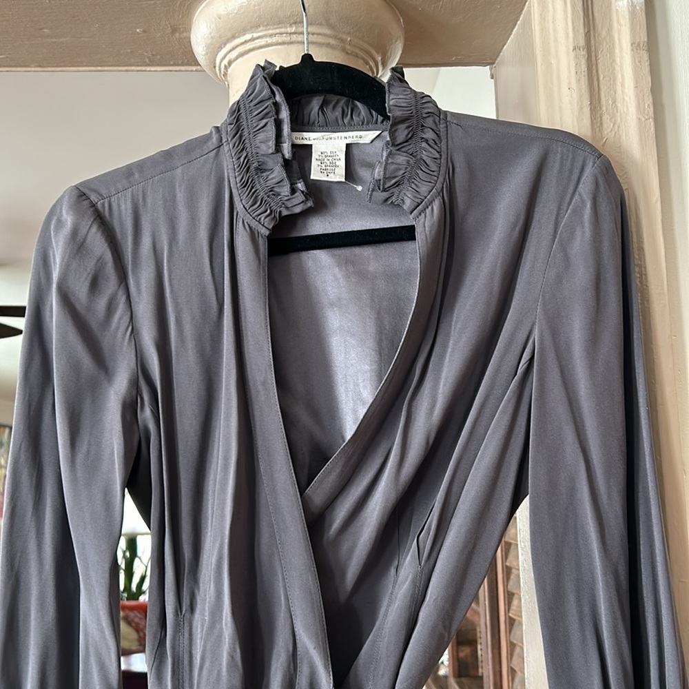 Diane von Furstenberg tailored, darted wrap blouse. - Picture 3 of 9